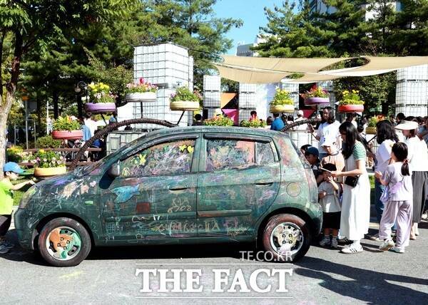 2025 대전 서구 아트페스티벌에서 인기 몰이를 하고 있는 폐자동차 유화 그리기 현장의 모습. /대전 서구