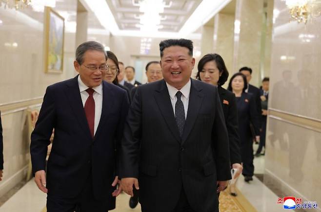 김정은 국무위원장이 지난 9일 중국 당 및 정부 대표단을 인솔하고 북한을 공식 친선 방문 중인 중국공산당 중앙위원회 정치국 상무위원회 위원이자 중국 국무원 총리 리창을 접견하고 친선적인 담화를 나눴다고 조선중앙통신이 10일 보도했다. 연합뉴스