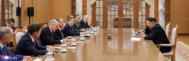 김정은 국무위원장이 지난 10일 노동당 창건 80주년을 맞아 북한을 방문 중인 드미트리 메드베데프 통일러시아당 위원장을 접견했다고 조선중앙통신이 11일 보도했다. 연합뉴스