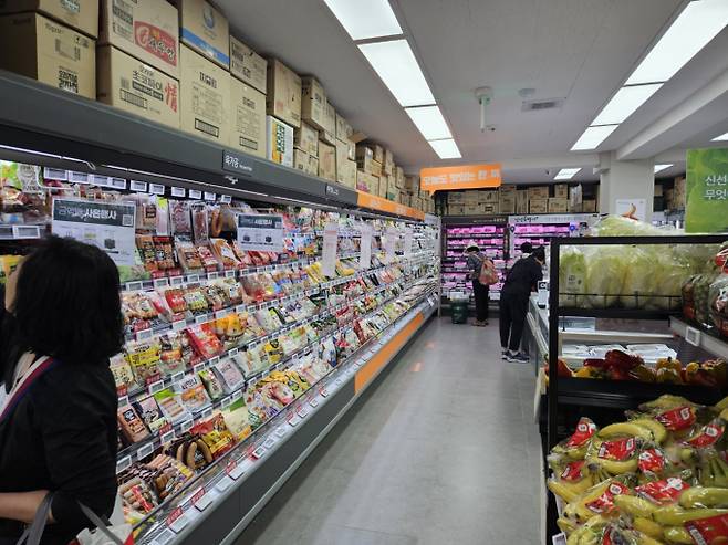 대형마트 휴무일, 이마트·롯데마트·홈플러스·코스트코 ‘10월 파격 할인’= 이마트·홈플러스·롯데마트·코스트코·트레이더스·킴스클럽·노브랜드 등 대형마트는 10월 두 번째 주 일요일인 오늘(12일)은 대부분 의무휴무일인 가운데, 일부 문을 연 대형마트가 명절 연휴 직후 특가행사 등을 진행해 소비자 눈길 끌기 경쟁에 나섰다. 특히, 긴 연휴로 지갑을 닫은 소비자를 다시 매장으로 끌어들이기 위한 대대적인 프로모션에 나섰다. 생필품 특가와 브랜드 할인을 앞세우고, 가을 나들이와 연말 시즌을 겨냥한 상품 구성에도 공을 들였다. ©bnt뉴스: 대형마트 휴무일? 이마트·롯데마트·홈플러스‧코스트코 등 마트 휴일, 쉬는날