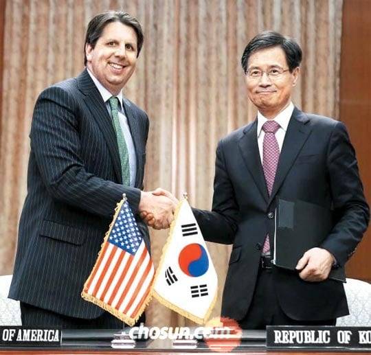 박노벽 외교부 한·미원자력협정 개정협상 전담대사와 마크 리퍼트 주한미국대사가 2015년 4월 22일 외교부 청사에서 한·미원자력협정에 가서명한 뒤 악수 하고 있다. 박 대사는 “새로운 협정은 사용후핵연료 관리, 원전연료 안정적 공급, 원전 수출 등을 중심으로 양국 간 협력을 확대했다”고 했다./조선일보