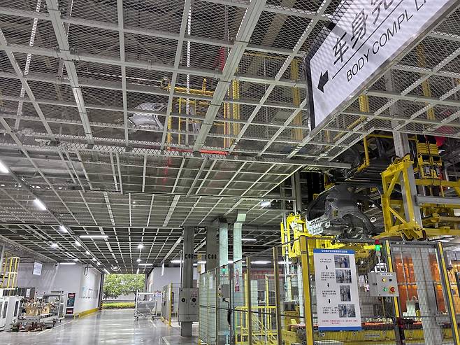 기아 옌청3공장에서 차량 패널이 천장 플랫폼을 타고 옆 라인으로 옮겨지고 있다. /옌청(중국)=이은영 특파원