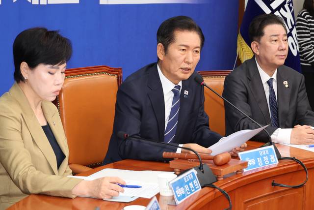 정청래(왼쪽 두번째) 더불어민주당 대표가 최고위원회의에서 발언하고 있다.  [연합뉴스]