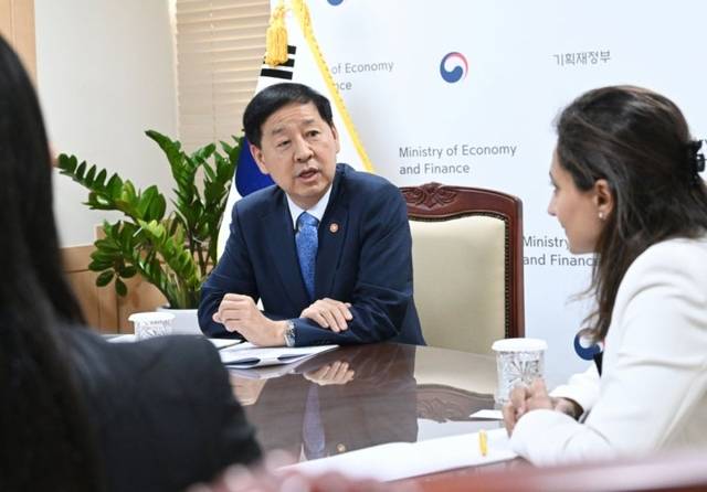 구윤철 부총리 겸 기획재정부 장관이 아누슈카 샤 무디스 국가신용등급 아태지역 담당 이사와 면담하고 있다. [기획재정부 제공]