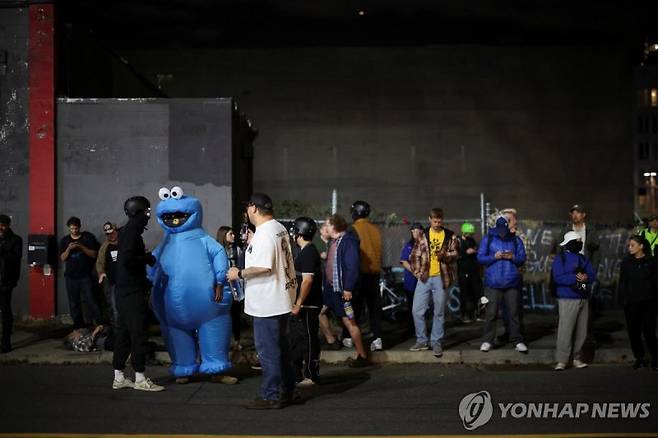 시위 중인 쿠키몬스터.연합뉴스