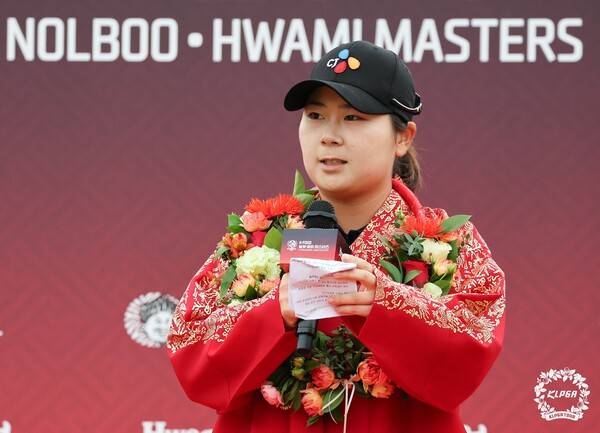 2025년 한국여자프로골프(KLPGA) 투어 신설 대회인 K-푸드 놀부·화미 마스터즈 우승을 차지한 홍정민 프로가 우승 소감을 밝히는 모습이다. 사진제공=KLPGA (사진을 무단으로 사용하지 마십시오.)