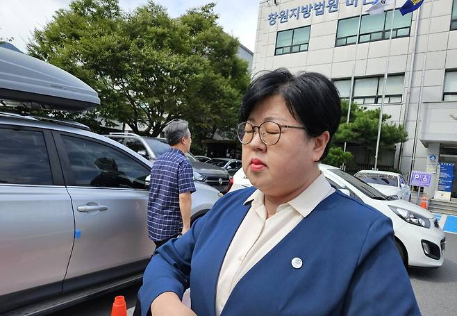 김미나 창원시의원이 2023년 9월19일 모욕 혐의 형사재판 1심 판결 직후 취재진의 질문에 답을 피하며 창원지법 마산지원을 벗어나고 있다. 최상원 기자