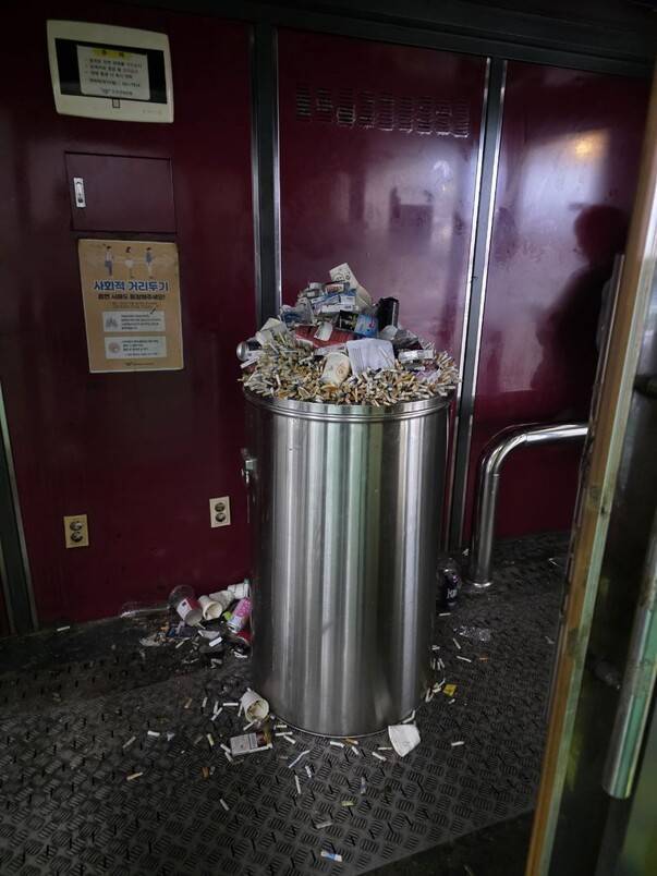 인천공항 지상 조업장 흡연장. 인천공항 자회사 노조의 파업으로 공항 시설 출입증이 없는 대체인력이 투입되지 못하는 공간이 관리되지 못하고 있다. 오태근 공공운수노조 인천공항지부 환경지회 부지회장 제공