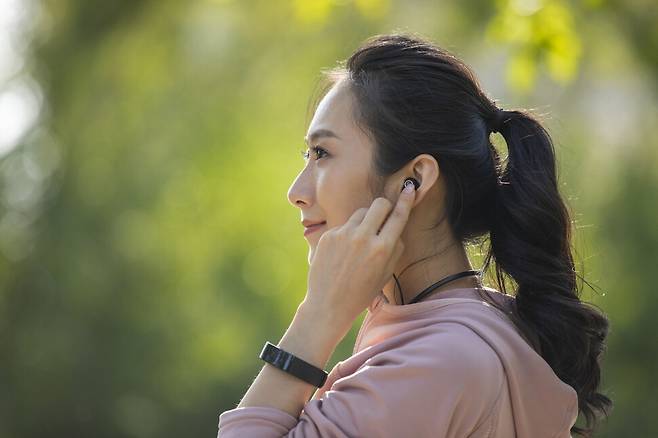‘노이즈 캔슬링’ 기능이 단순히 소음을 줄이는 것을 넘어 실제 집중력 유지에도 도움을 준다는 연구 결과가 나왔다. 게티이미지뱅크