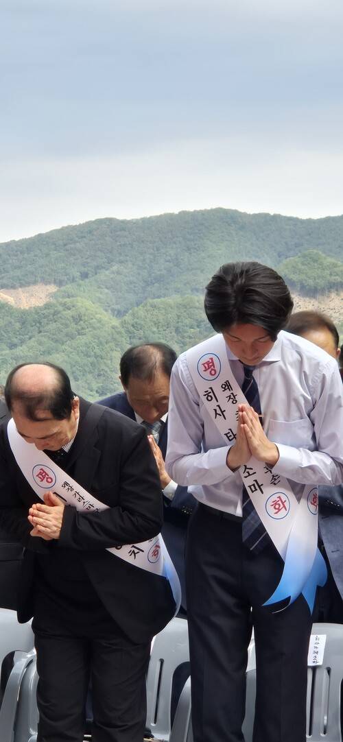 임진왜란 당시 왜장 후손인 히로세 유이치와 히사다케 소마(왼쪽부터)가 지난 10일 옥천 가산사에서 열린 ‘광복 80주년 한일 평화의 날’에서 선조들의 잘못을 사죄했다.