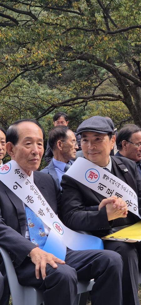 이순신 장군의 후손 이종학씨와 왜장 후손 히로세 유이치가 손을 잡고 있다.