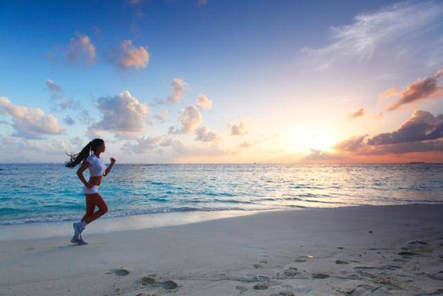 해변을 달리는 러너의 모습. 스카이스캐너 제공
