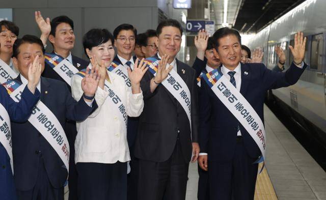 정청래(오른쪽부터) 대표, 김병기 원내대표 등 더불어민주당 당직자들이 지난 2일 서울 용산역에서 고향으로 향하는 시민들에게 인사하고 있다. 고영권 기자