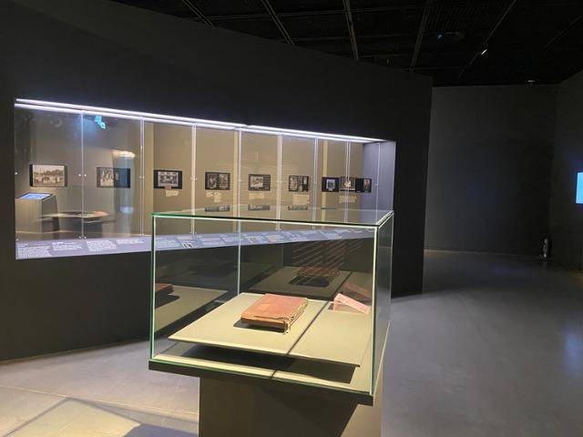 수원시립미술관 전시장에 전시 중인 나혜석의 유품 사진첩(사진 앞쪽)과 안의 사진들. 수원시립미술관 제공