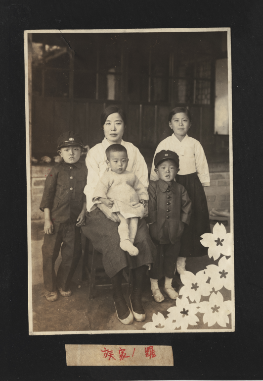 사진첩 속 나혜석이 자녀들과 함께 찍은 사진. 수원시립미술관 제공