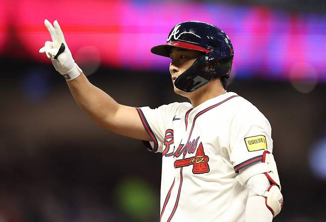<yonhap photo-2557=""> ATLANTA, GEORGIA - SEPTEMBER 22: Ha-Seong Kim #9 of the Atlanta Braves reacts after hitting a single in the second inning against the Washington Nationals at Truist Park on September 22, 2025 in Atlanta, Georgia. Kevin C. Cox/Getty Images/AFP (Photo by Kevin C. Cox / GETTY IMAGES NORTH AMERICA / Getty Images via AFP)/2025-09-23 10:19:25/ <저작권자 ⓒ 1980-2025 ㈜연합뉴스. 무단 전재 재배포 금지, AI 학습 및 활용 금지></yonhap>