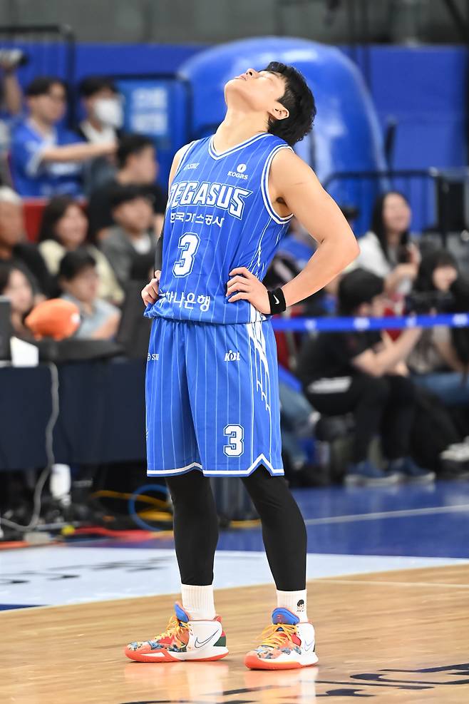 한국가스공사 가드 정성우가 12일 대구체육관에서 열린 소노와의 2025~26 LG전자 프로농구 홈 경기 중 아쉬움을 드러내고 있다. 사진=KBL