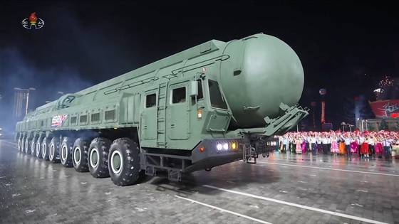 지난 10일 평양 김일성광장에서 노동당 창건 80주년 경축 열병식이 성대히 거행됐다고 조선중앙TV가 11일 보도했다. 사진은 신형 대륙간탄도미사일(ICBM) '화성-20형' 모습. 뉴시스