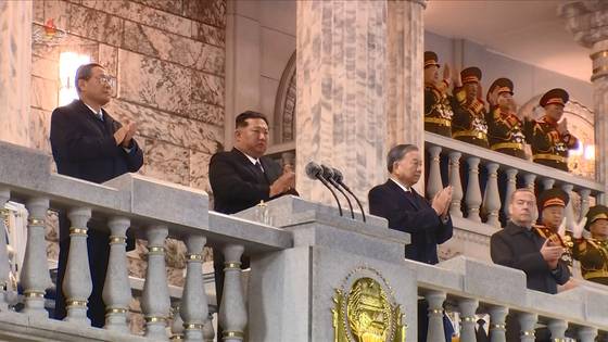 지난 10일 평양 김일성광장에서 노동당 창건 80주년 경축 열병식이 성대히 거행됐다고 조선중앙TV가 11일 보도했다. 사진은 김정은 북한 국무위원장이 외국 대표들과 열병식을 관람하고 있다. 오른쪽부터 드미트리 메드베데프 러시아 국가안보위원회 부의장, 또 럼 베트남 공산당 서기장, 김정은 국무위원장, 리창 중국 국무원 총리. 뉴시스