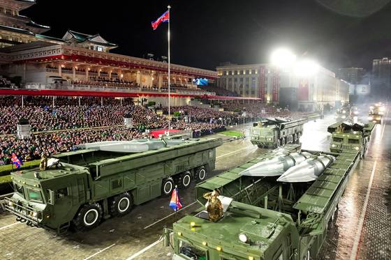 북한 노동당 기관지 노동신문은 11일 당 창건 80주년 경축 열병식이 전날인 10일 평양 김일성광장에서 성대히 거행됐다고 보도했다. 새 극초음속 단거리탄도미사일(SRBM)인 '화성-11마'의 모습. 뉴스1