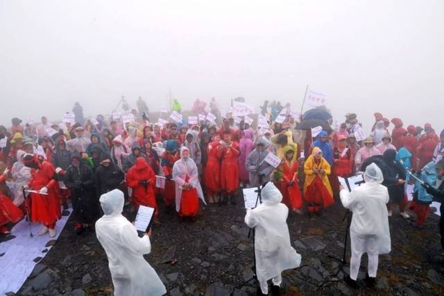 ▲ 태백문화원이 주관한 단군기원 4358년 ‘태백산 천제’가 10월 3일 하늘이 열린 날 개천절 민족의 영산 태백산 천제단에서 봉행됐다. 단군기원 4358년 태백산 천제 산상음악회 모습.