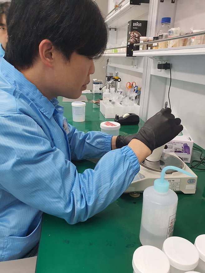 윤태웅 프로가 실리콘 계량을 하고 있다. 화성=윤현주 기자