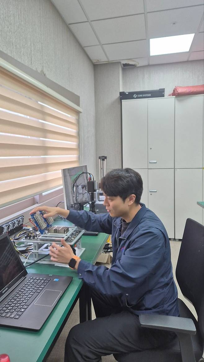 김은태 프로가 메뉴얼 하우징 제품을 테스트하고 있다. 화성=윤현주 기자