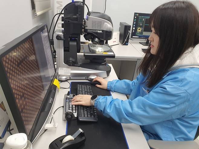 정민희 프로가 소켓 외관을 확인하고 있다. 화성=윤현주 기자