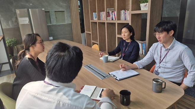 기술영업팀 직원들이 티타임과 함께 아이디어 회의를 하고 있다. 화성=윤현주 기자