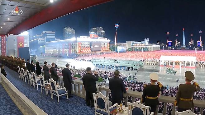 신형 대륙간탄도미사일(ICBM) ‘화성-20형’이 지난 10일 평양 김일성광장에서 열린 노동당 창건 80주년 기념 열병식에서 선보이고 있다. 조선중앙TV 화면·연합뉴스
