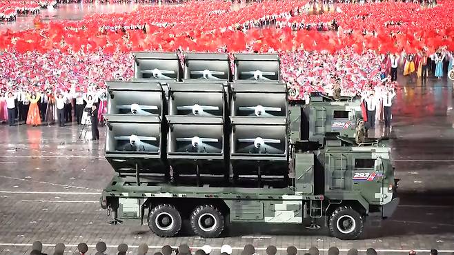 무인전술공격기(자폭 드론) 다연장 발사기가 지난 10일 평양 김일성광장에서 열린 노동당 창건 80주년 기념 열병식에서 선보이고 있다. 조선중앙통신·연합뉴스