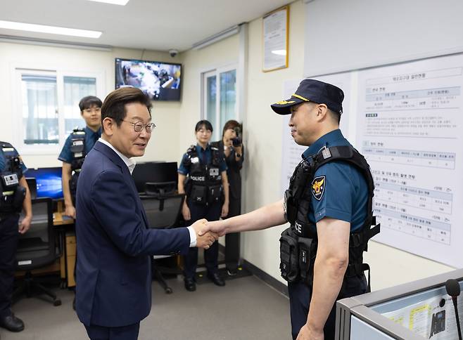 이재명 대통령이 지난 3일 서울 중부경찰서 약수지구대를 방문해 일반 현황, 연휴 기간 치안 활동 등을 보고받고 있다. 대통령실제공