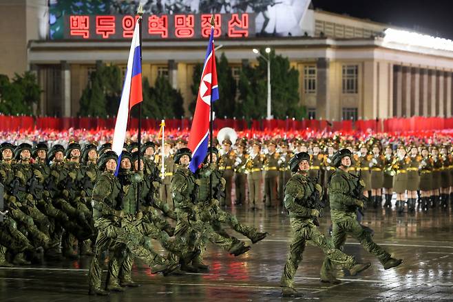 러 파병부대 군인들 ‘북 노동당 창건 80주년 기념 열병식 행진’ 지난 10일 북한 평양 김일성광장에서 열린 노동당 창건 80주년 기념 열병식에서  러시아 파병부대인 특수작전군이 인공기와 러시아 국기를 함께 들고 행진하고 있다. 타스연합뉴스