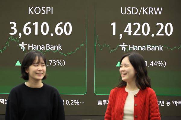 지난 10일 서울 중구 하나은행 본점에서 직원들이 주가 및 환율 전광판 앞에서 활짝 웃고 있다. 이날 코스피는 1.7% 넘게 올라 사상 처음으로 3,600선을 돌파했다. 전장보다 61.39포인트(1.73%) 오른 3,610.60에 장을 마쳤다. 연합뉴스
