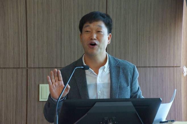 김경열 교수가 지난 11일 부산 영산대학교에서 열린 기독동아리 채플 시간에 설교를 하고 있다. 김 교수는 “교회가 세상을 향한 복음의 통로가 돼야 하며 사회복지 현장에서 소외된 이들을 돕는 것이 우리의 사명"이라고 말했다.