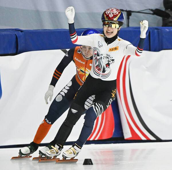 한국 여자 쇼트트랙 대표팀의 김길리(성남시청)가 12일(한국시간) 캐나다 몬트리올 모리스 리처드 아레나서 열린 쇼트트랙 월드투어 1차대회 여자 3천m 계주에서 우승한 뒤 기뻐하고 있다. AP=연합뉴스