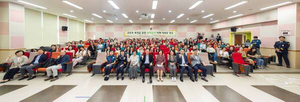 임태희 경기도교육이 지난 25일 구리 갈매초 학부모들과 ‘학교폭력의 교육적 해결을 위한 화해중재’ 소통의 시간을 갖고 기념촬영을 하고 있다. 경기도교육청 제공