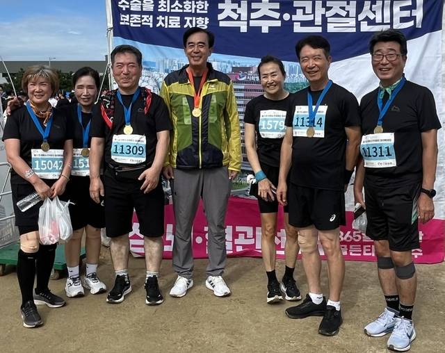 최병철 시화병원 이사장(오른쪽 두번째)과 임직원들이 마라톤에 참가한 뒤 기념촬영을 하고 있다. 박용규기자