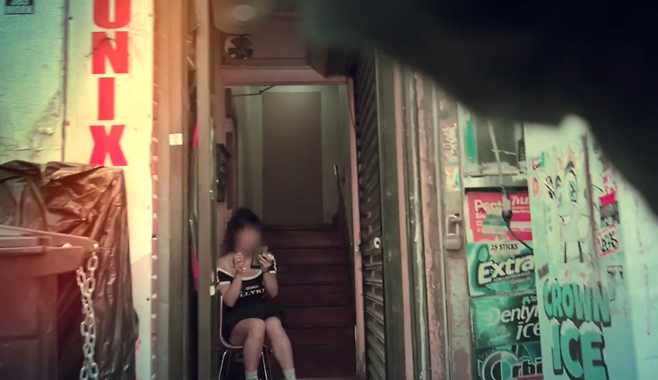 뉴욕시 퀸즈 루스벨트 대로 일대에서 고객을 기다리고 있는 성 산업 종사자 여성. <매경 월가월부>