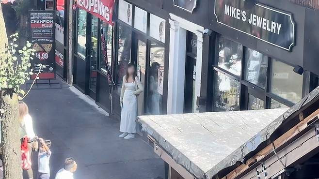 뉴욕시 퀸즈 루스벨트 대로 일대에서 고객을 기다리고 있는 성 산업 종사자 여성. <매경 월가월부>