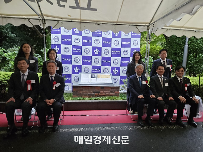 11일 도쿄 릿쿄대에서 열린 ‘윤동주 기념비 제막식’에서 참석자들이 기념 촬영을 하고 있다. 앞줄 왼쪽부터 이혁 주일대사, 윤인석 성균관대 명예교수(유족 대표), 윤동섭 연세대 총장, 고하라 가쓰히로 도시샤대 학장, 니시하라 렌타 릿쿄대 총장 [도쿄 이승훈 특파원]