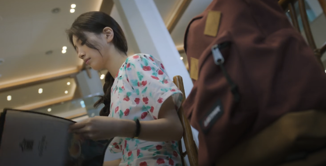 넷플릭스 오리지널 드라마 ‘다 이루어질지니’에서 가영을 연기한 수지와 이스트팩의 백팩. [사진 = 넷플릭스 캡처]