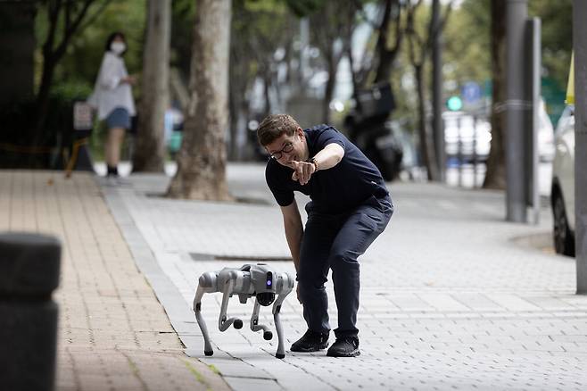 얀 리파르트 스탠퍼드대 교수가 로봇과 함께 서울을 거닐고 있다.  오픈마인드