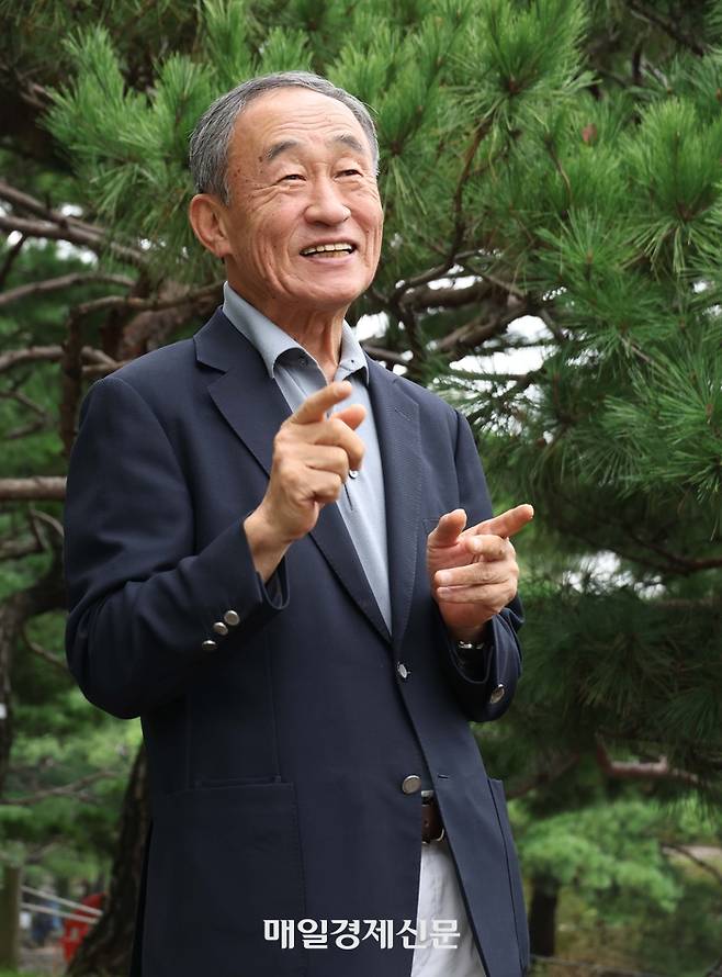 ‘역발상’의 힘으로 남이섬 관광 성공 신화를 쓰고 제주에 10만㎡ 규모 업사이클링 공원 ‘탐나라공화국’을 연 강우현 전 대표. 최근엔 스스로를 ‘바느질리스트’라 칭하며 재봉틀로 그림 그리는 새로운 도전에 푹 빠졌다. 11월 서울 코엑스 전시도 준비 중이다. 한주형 기자