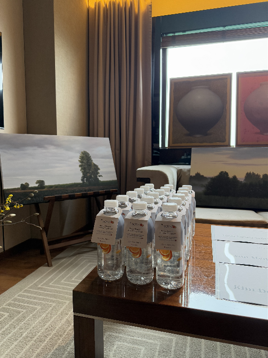 신라호텔 아트페어 행사 협업에 나선 소브스 에센스워터(소브스 제공)