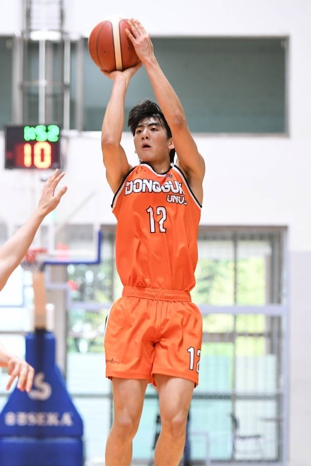 백승혁은 “정말 농구가 아니면 안 된다는 생각이다. 사실 주변에서는 ‘왜 그렇게까지 열심히 하냐’고 한다. 그런 이야기를 정말 많이 들었다. 근데 정말 간절하다. 결과를 떠나서 이렇게까지 하지 않으면 불안하다”며 “프로 선수가 되어 가치를 증명하고 싶다. 그 꿈이 너무 크기에 지금은 이게 아니면 안 된다는 생각으로 다가서고 있다. 그만큼 농구가 너무 좋다. KBL에 가지 못한다면 일본을 향해 도전할 것이다”라고 다짐했다. 사진=대학농구연맹 제공