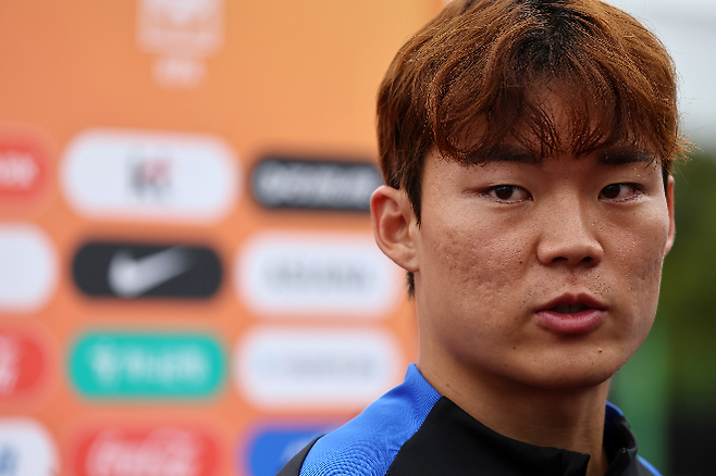 대한민국 축구 국가대표 오현규가 12일 경기 고양종합운동장 보조구장에서 열린 공식 훈련에 앞서 인터뷰를 하고 있다. 사진=연합뉴스