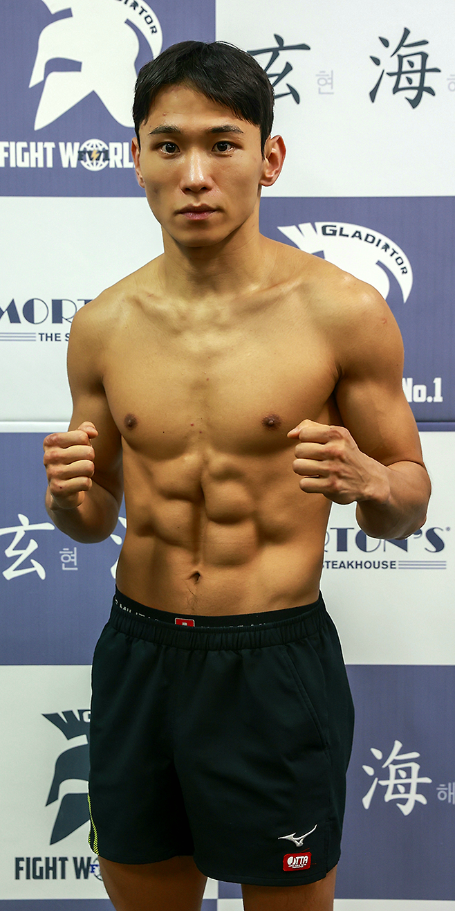 도전자 김우현이 2025년 10월 서울특별시 삼성동 FW1복싱짐 사단법인 한국복싱커미션 KBM 밴텀급 타이틀매치 계체 후 촬영에 응하고 있다. 김우현은 세계복싱협회 슈퍼플라이급 아시아 챔피언을 지냈다. 사진=FINAL FLASH 제공