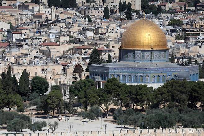 이스라엘의 이란 공습으로 인해 지난 6월 13일(현지시간) 예루살렘의 올드시티에 있는 빈 알아크사 사원 건물 금요 예배가 공식 취소됐다. 황금 지붕은 '바위의 돔'. /AFPBBNews=뉴스1