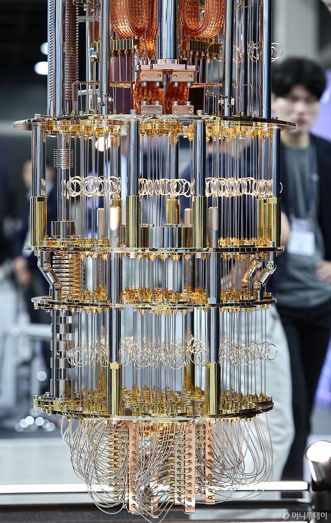 (서울=뉴스1) 김도우 기자 = 24일 서울 서초구 aT센터에서 열린 '퀀텀코리아 2025'에서 관람객들이 양자컴퓨터 모형을 살펴보고 있다. 2025.6.24/뉴스1  Copyright (C) 뉴스1. All rights reserved. 무단 전재 및 재배포,  AI학습 이용 금지. /사진=(서울=뉴스1) 김도우 기자